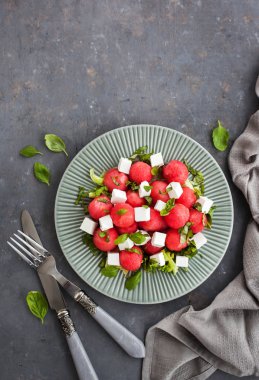 Karpuz ve beyaz peynir ile taze lezzetli salata