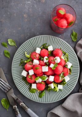 Karpuz ve beyaz peynir ile taze lezzetli salata