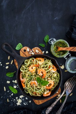 Spagetti karides ve ev yapımı pesto sos ile