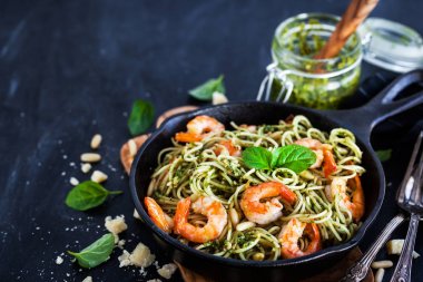 Spagetti karides ve ev yapımı pesto sos ile