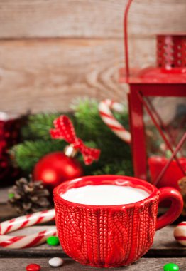 Noel zamanı kırmızı fincan süt ve mum ışığı, hol ile latern
