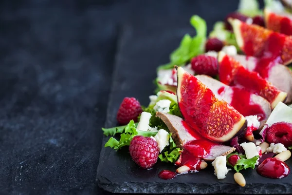 Salada deliciosa com figos frescos, carne de pato e molho de framboesa — Fotografia de Stock