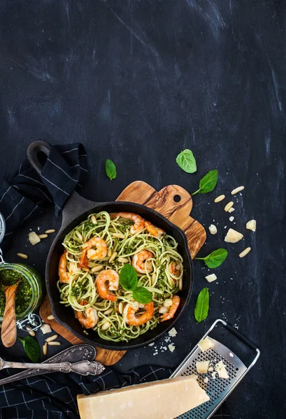 Spagetti karides ve ev yapımı pesto sos ile