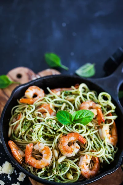 Espaguete com camarão e molho de pesto caseiro — Fotografia de Stock