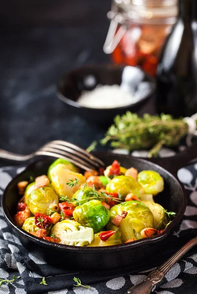 Жареные брюссельские капусты с беконом и сушеными помидорами — стоковое фото