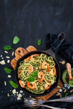 Spagetti karides ve ev yapımı pesto sos ile