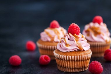 Ahududu ve karamel kek koyu arka plan üzerinde