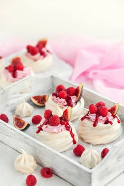 Lezzetli mini Pavlova beze pasta taze raspbe ile dekore edilmiştir.