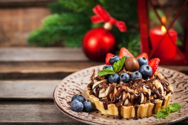 Banoffee çikolatalı pasta çikolata, taze yaban mersini ile dekore edilmiştir.