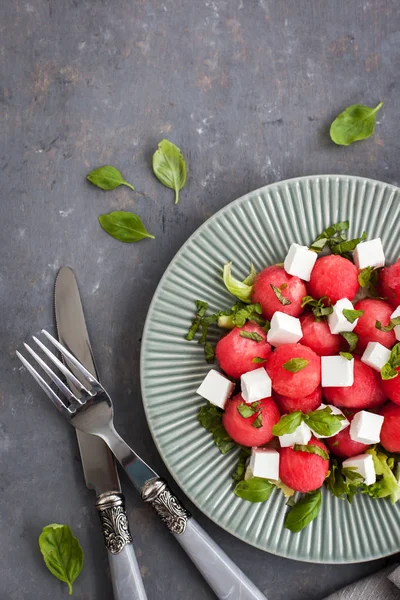 Čerstvý lahodný salát s meloun a feta sýrem — Stock fotografie