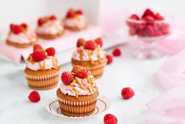 Cupcakes framboise et caramel sur fond blanc — Photo