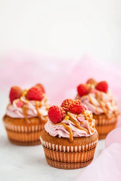 Cupcakes framboise et caramel sur fond blanc — Photo