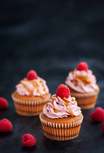 Cupcakes framboise et caramel sur fond sombre — Photo