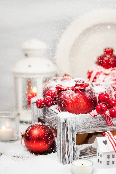 Composición navideña con manzanas rojas, bolas, canela, nieve y —  Fotos de Stock