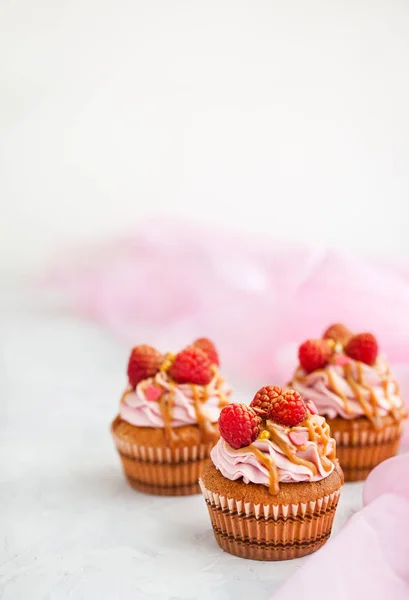 Cupcakes framboise et caramel sur fond blanc — Photo