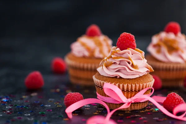 Cupcakes framboise et caramel sur fond sombre — Photo
