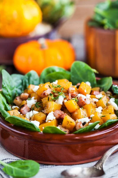 Butternøttsquash, bacon, spinat og fetaost, varm salat – stockfoto