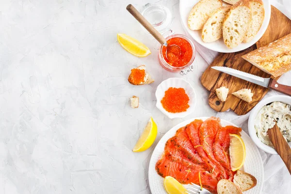 Delicioso almuerzo con salmón salado, caviar rojo, pan fresco y — Foto de Stock