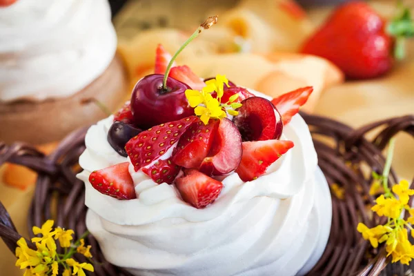 Delicious mini Pavlova meringue cake decorated with fresh berrie — Stock Photo, Image