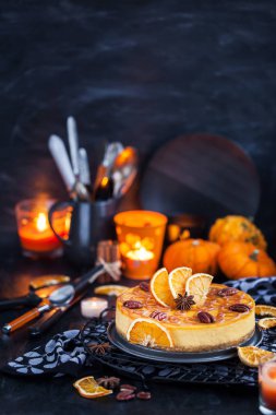 Karamel s ile dekore edilmiş lezzetli kabak ve turuncu cheesecake