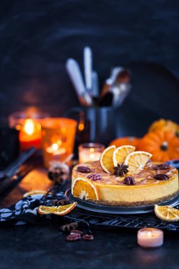 Karamel s ile dekore edilmiş lezzetli kabak ve turuncu cheesecake