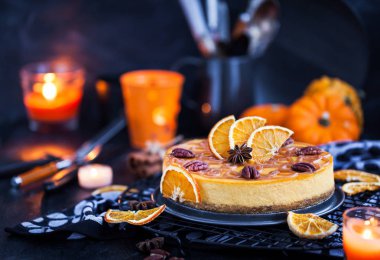 Karamel s ile dekore edilmiş lezzetli kabak ve turuncu cheesecake