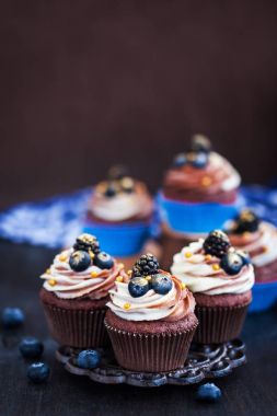 Üstte taze çilek ile ev yapımı lezzetli çikolata cupcakes 