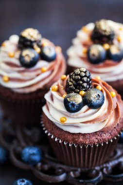 Üstte taze çilek ile ev yapımı lezzetli çikolata cupcakes 