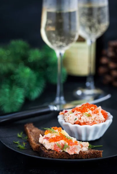 Salmon pate  with red caviar served with sliced bread — Stock Photo, Image