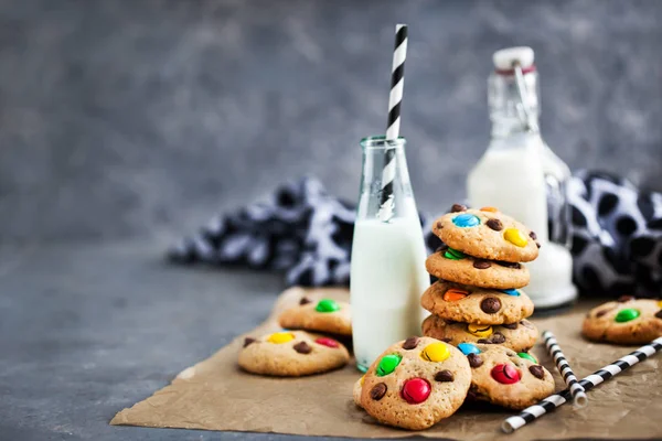 Домашнє свіжоспечене шоколадне печиво з цукерками — стокове фото