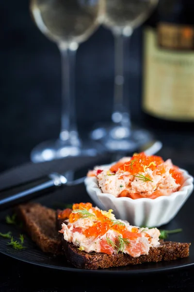 Salmon pate  with red caviar served with sliced bread — Stock Photo, Image