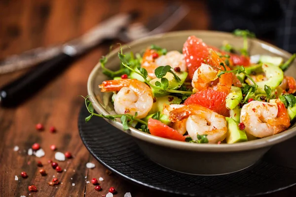 Délicieuse salade fraîche aux crevettes, pamplemousse, avocat, concombre — Photo