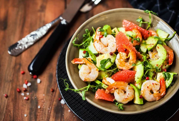 Ensalada fresca deliciosa con gambas, pomelo, aguacate, pepino —  Fotos de Stock