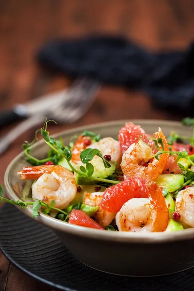 Ensalada fresca deliciosa con gambas, pomelo, aguacate, pepino —  Fotos de Stock