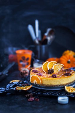 Karamel s ile dekore edilmiş lezzetli kabak ve turuncu cheesecake
