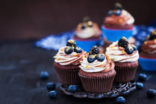 Hemmagjord läckra choklad muffins med färska bär på toppen — Stockfoto