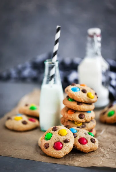 Homemade freshly baked chocolate chips cookies with candies — Stock Photo, Image