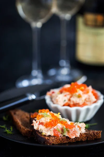 Salmon pate  with red caviar served with sliced bread — Stock Photo, Image