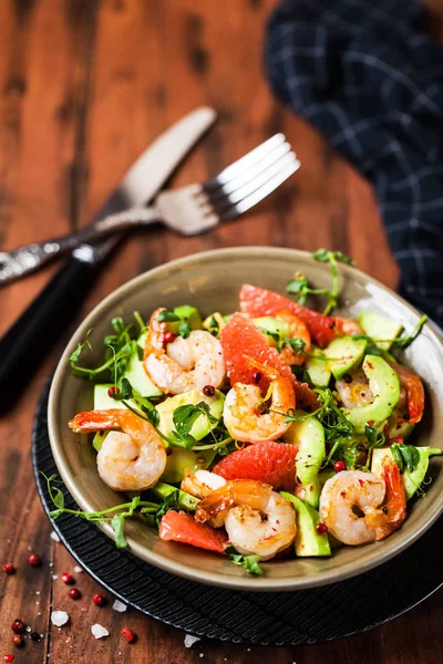 Délicieuse salade fraîche aux crevettes, pamplemousse, avocat, concombre — Photo