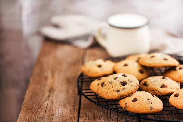 Házi frissen sült csokoládé chip cookie-k — Stock Fotó