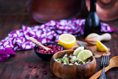 Lezzetli sağlıklı Kuskus Kuskus salata otlar, limon kabuğu, beyaz c