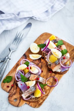 Ringa balığı, soğan, patates ve yumurta ile açık sandviç (smorrebrod)