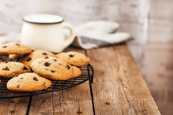 Hausgemachte frisch gebackene Kekse aus Schokoladenchips — Stockfoto