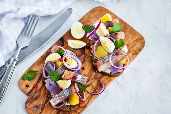 Ringa balığı, soğan, patates ve yumurta ile açık sandviç (smorrebrod) — Stok fotoğraf