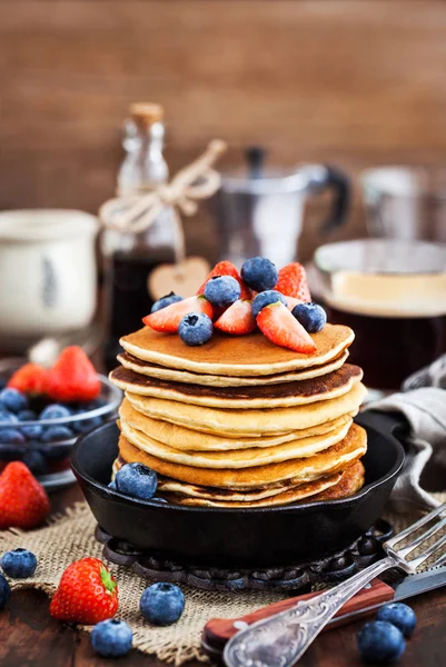 Vers bereide banaan stapel pannenkoeken met verse bessen — Stockfoto