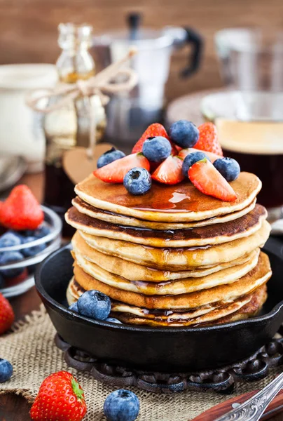 Stack of freshly prepared banana  pancakes with fresh berries — Stock Photo, Image