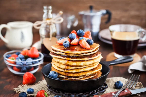 Stack of freshly prepared banana  pancakes with fresh berries — Stock Photo, Image