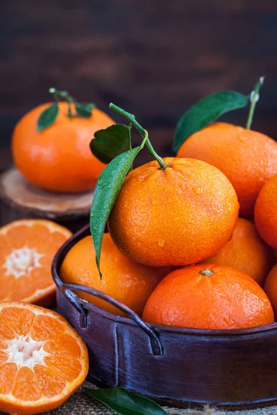 Verse Mandarijnen Met Bladeren Houten Tafel — Stockfoto