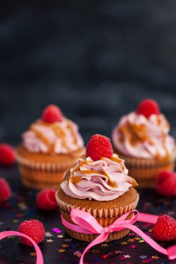 Ahududu ve karamel kek koyu arka plan üzerinde