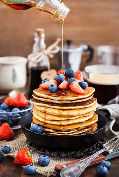 Vers bereide banaan stapel pannenkoeken met verse bessen — Stockfoto